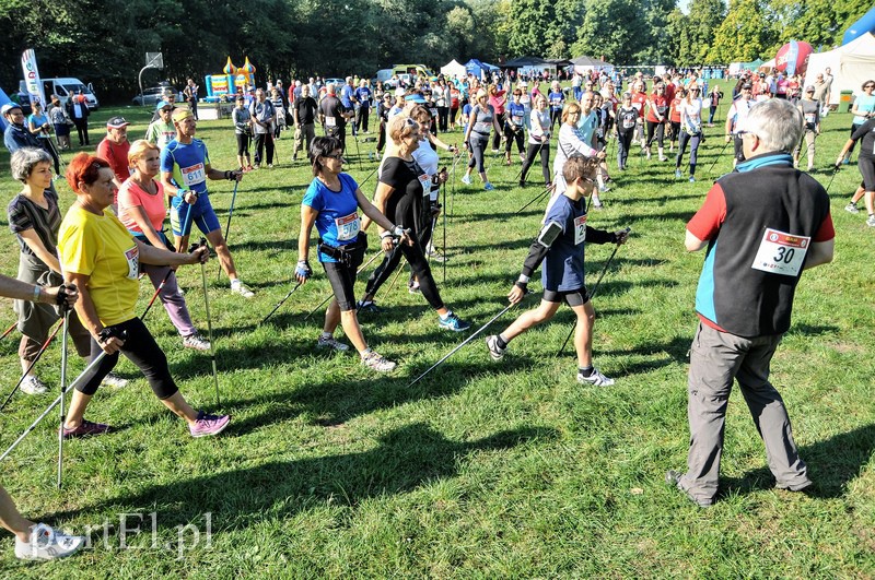 650 osób powędrowało z kijkami przez Bażantarnię zdjęcie nr 113740