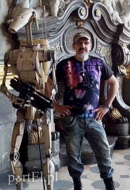 Marek Kulesza ze swoim droidem na Zamku Książ