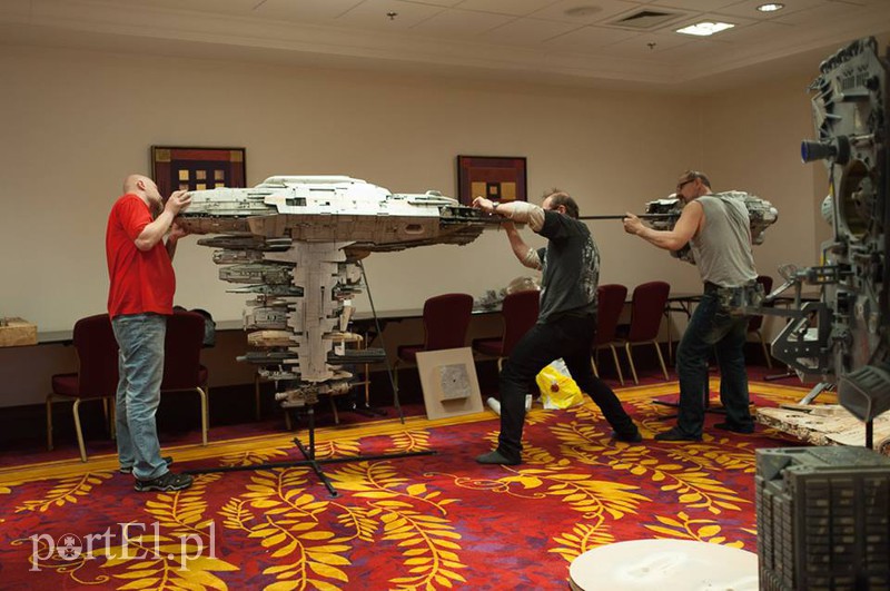 Adam i Marek Kulesza ustawiają Fregatę Medyczną