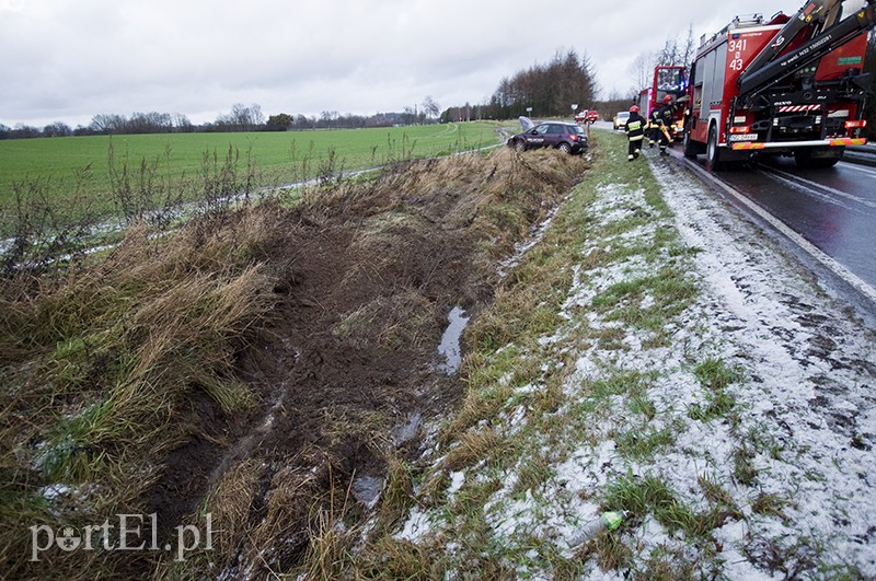  Uwaga, kierowcy! Ślisko na drogach. Wypadek za Stagniewem zdjęcie nr 117852