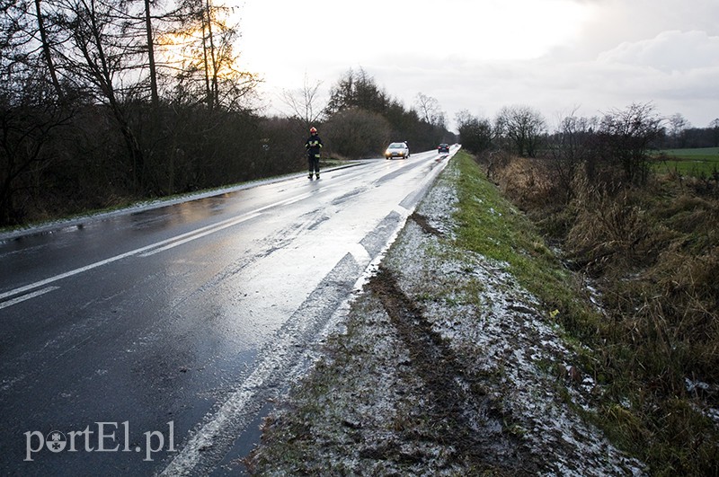  Uwaga, kierowcy! Ślisko na drogach. Wypadek za Stagniewem zdjęcie nr 117851