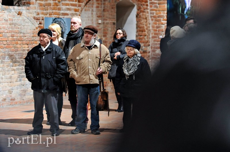 Kobieta na pierwszym planie zdjęcie nr 122808