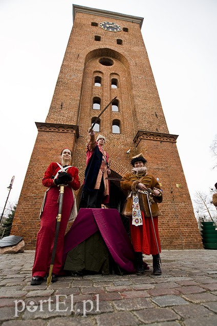  Żywe pomniki pod Bramą Targową zdjęcie nr 124076