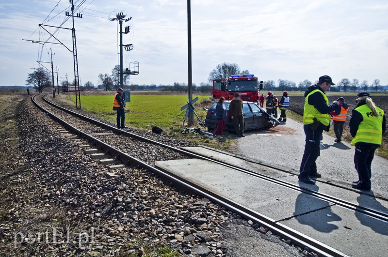  Pociąg uderzył w auto osobowe zdjęcie nr 124157