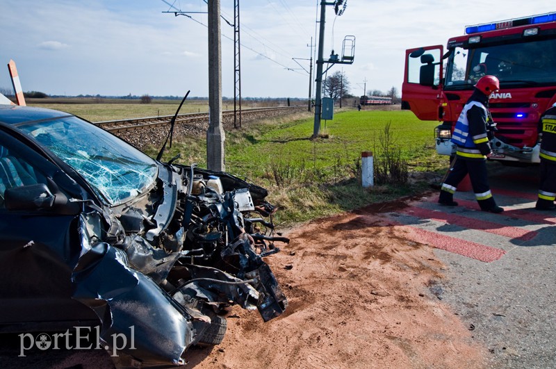  Pociąg uderzył w auto osobowe zdjęcie nr 124154