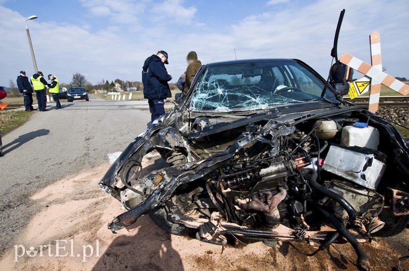  Pociąg uderzył w auto osobowe zdjęcie nr 124158