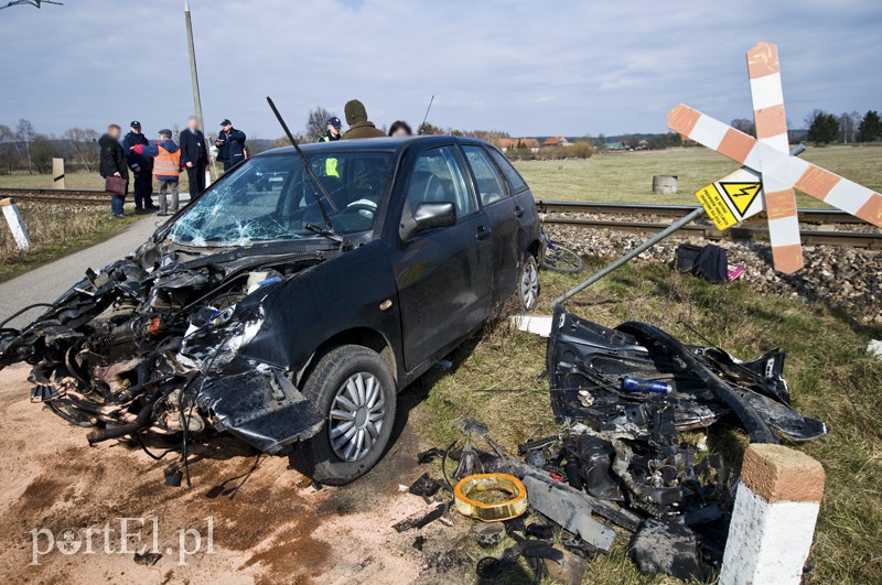  Pociąg uderzył w auto osobowe zdjęcie nr 124156