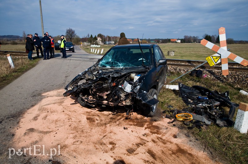  Pociąg uderzył w auto osobowe zdjęcie nr 124153