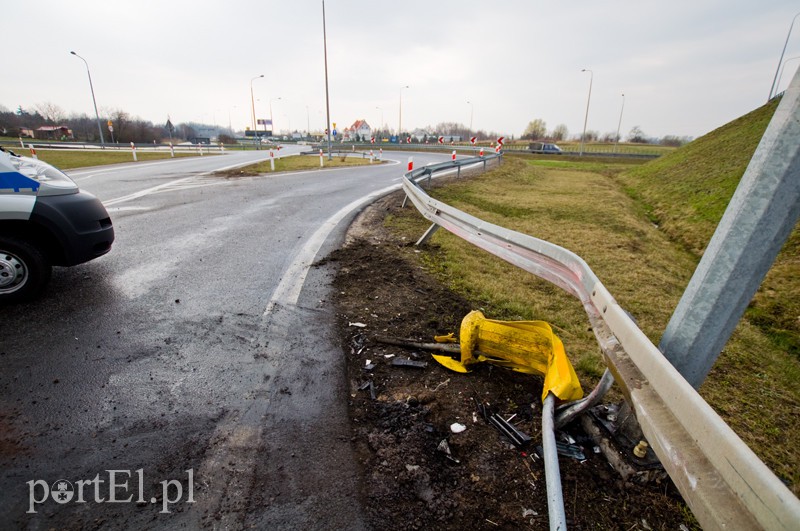  Wpadł w poślizg i uderzył w barierkę zdjęcie nr 124385