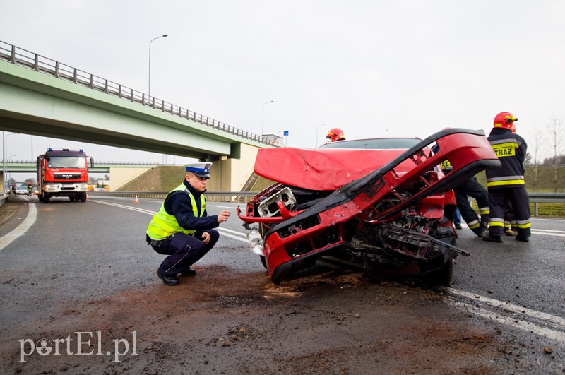  Wpadł w poślizg i uderzył w barierkę zdjęcie nr 124382