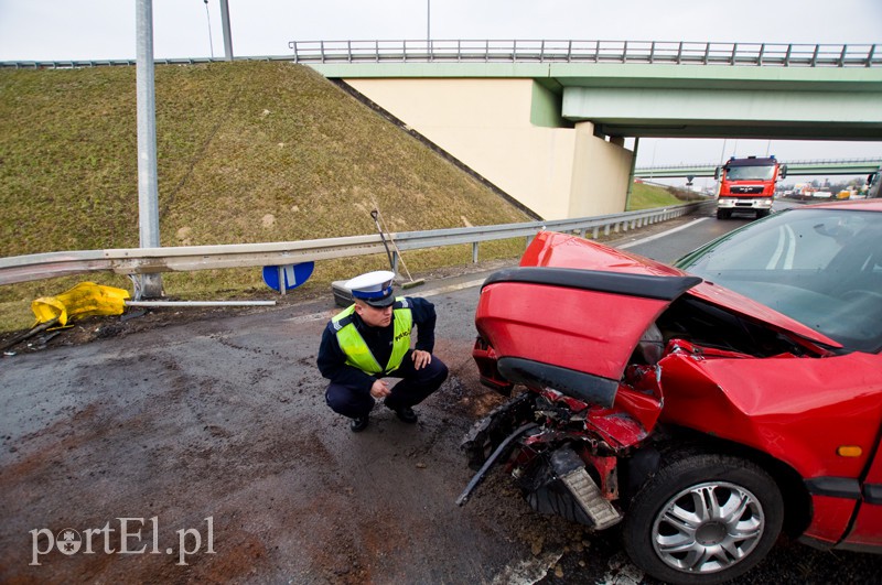  Wpadł w poślizg i uderzył w barierkę zdjęcie nr 124383