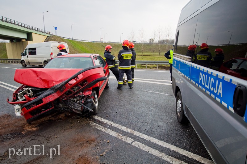  Wpadł w poślizg i uderzył w barierkę zdjęcie nr 124390