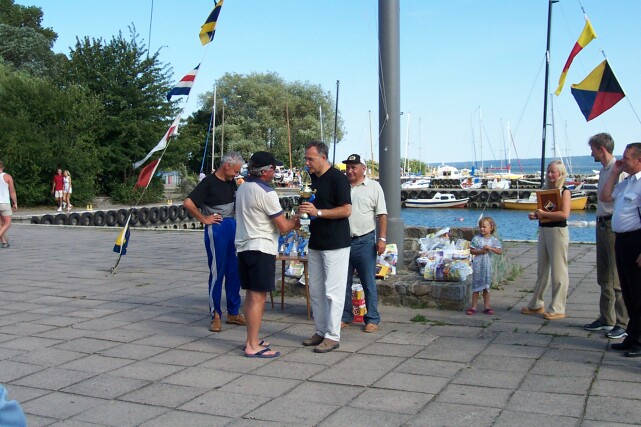 Rozdanie nagród. Puchar za pierwsze miejsce w kategorii jachtów regatowych odbiera kpt. Igor Bagrow z jachtu