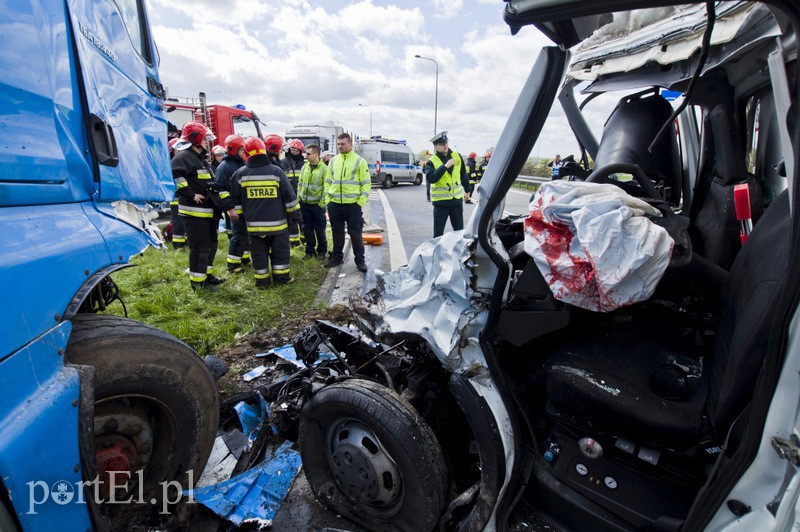  Wypadek na węźle Wschód. Czołówka z ciężarówką zdjęcie nr 125735