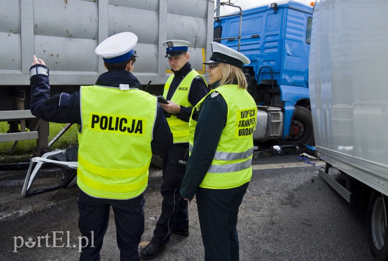  Wypadek na węźle Wschód. Czołówka z ciężarówką zdjęcie nr 125734