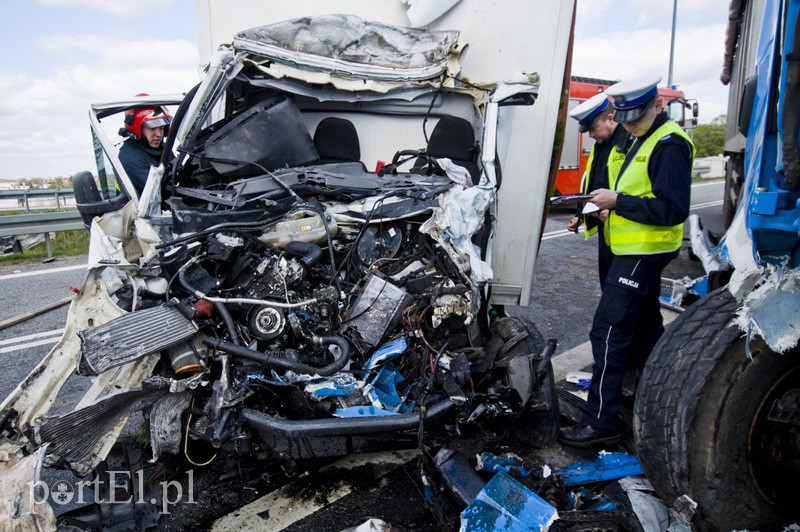  Wypadek na węźle Wschód. Czołówka z ciężarówką zdjęcie nr 125745