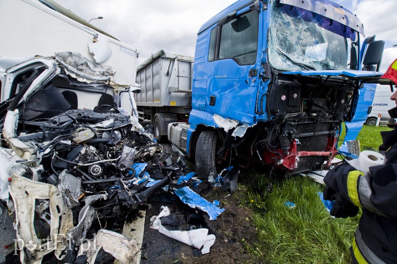  Wypadek na węźle Wschód. Czołówka z ciężarówką zdjęcie nr 125733