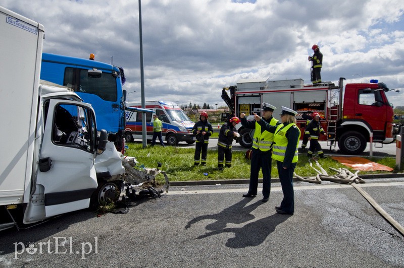  Wypadek na węźle Wschód. Czołówka z ciężarówką zdjęcie nr 125738