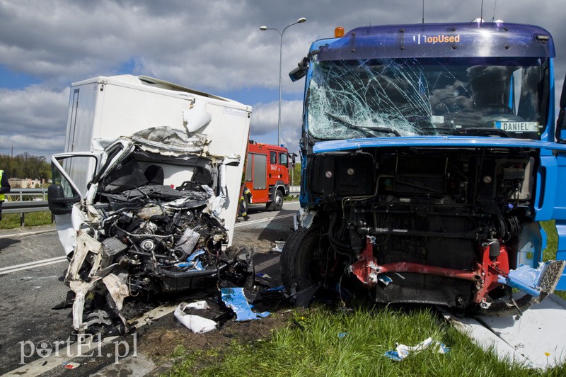  Wypadek na węźle Wschód. Czołówka z ciężarówką zdjęcie nr 125743