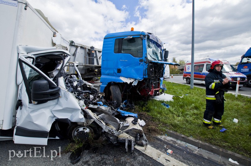  Wypadek na węźle Wschód. Czołówka z ciężarówką zdjęcie nr 125732