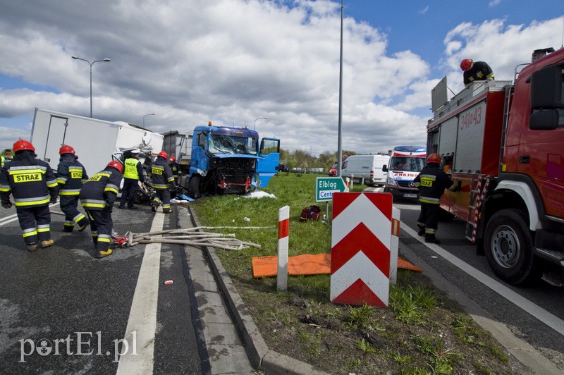  Wypadek na węźle Wschód. Czołówka z ciężarówką zdjęcie nr 125741