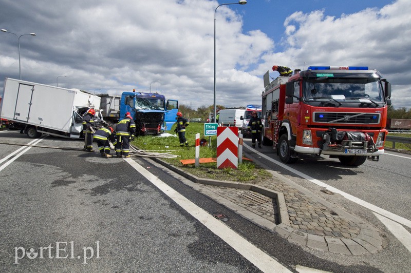  Wypadek na węźle Wschód. Czołówka z ciężarówką zdjęcie nr 125740