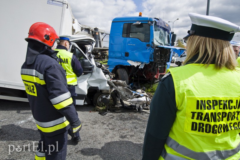  Wypadek na węźle Wschód. Czołówka z ciężarówką zdjęcie nr 125744