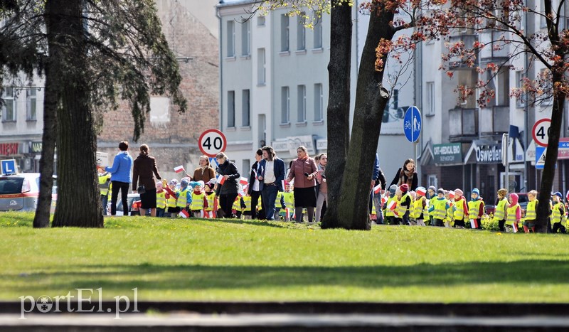 Przedszkolaki maszerowały z flagami zdjęcie nr 126471