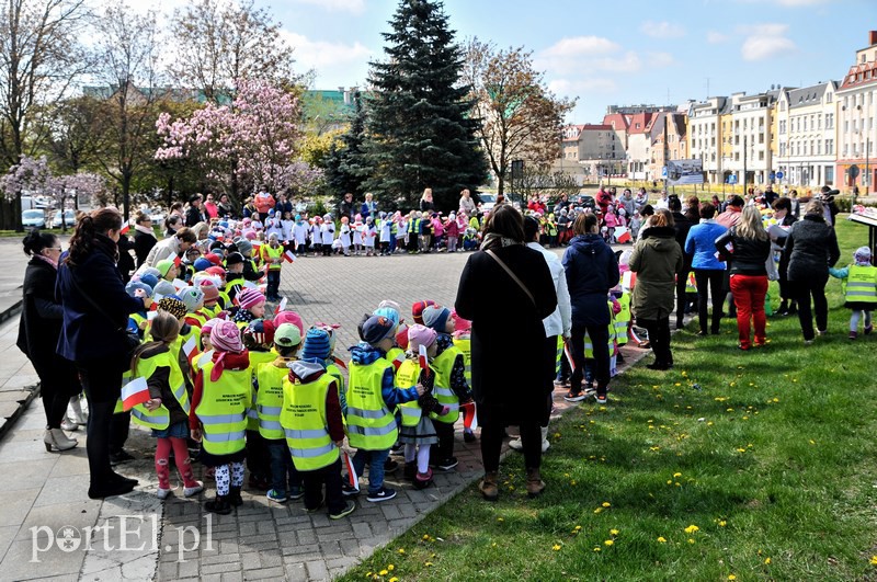 Przedszkolaki maszerowały z flagami zdjęcie nr 126481