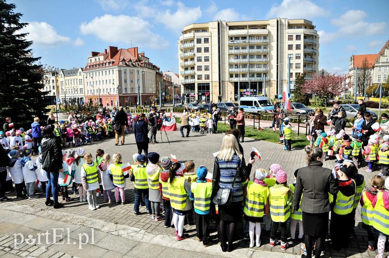 Przedszkolaki maszerowały z flagami zdjęcie nr 126478