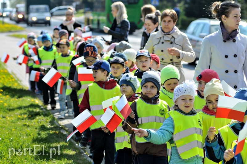 Przedszkolaki maszerowały z flagami zdjęcie nr 126463