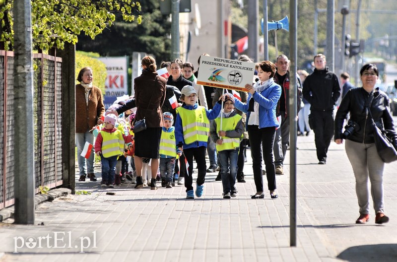 Przedszkolaki maszerowały z flagami zdjęcie nr 126470