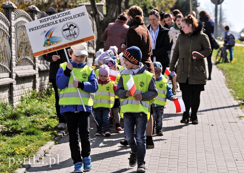 Przedszkolaki maszerowały z flagami zdjęcie nr 126458