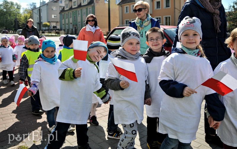 Przedszkolaki maszerowały z flagami zdjęcie nr 126467