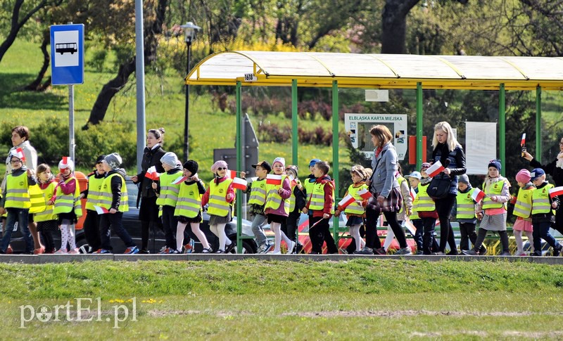 Przedszkolaki maszerowały z flagami zdjęcie nr 126472