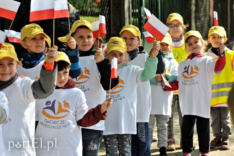 Przedszkolaki maszerowały z flagami zdjęcie nr 126469