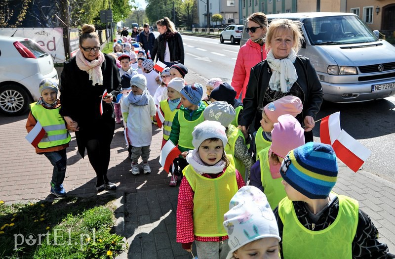 Przedszkolaki maszerowały z flagami zdjęcie nr 126465