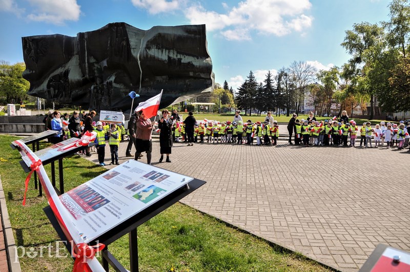 Przedszkolaki maszerowały z flagami zdjęcie nr 126475