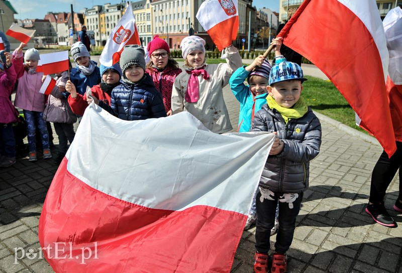 Przedszkolaki maszerowały z flagami zdjęcie nr 126476