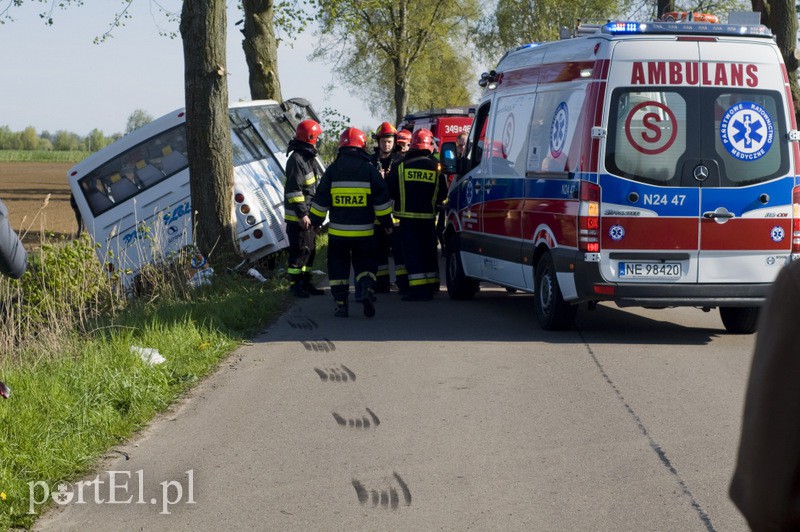  Autobus uderzył w drzewo. Są ranni zdjęcie nr 126895