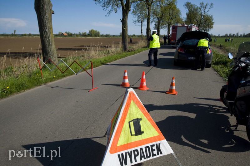  Autobus uderzył w drzewo. Są ranni zdjęcie nr 126879