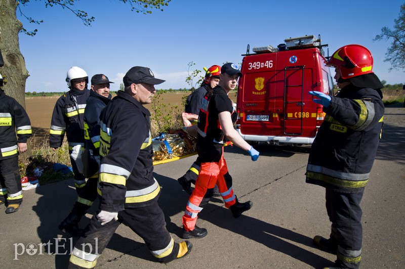  Autobus uderzył w drzewo. Są ranni zdjęcie nr 126884
