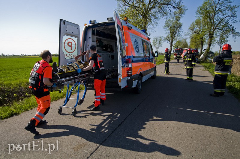  Autobus uderzył w drzewo. Są ranni zdjęcie nr 126885