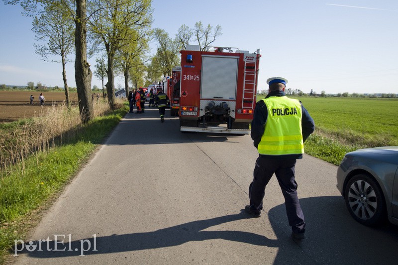  Autobus uderzył w drzewo. Są ranni zdjęcie nr 126880