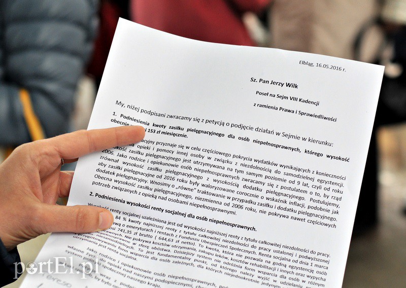 Przyszli do posła, zastali... dwie kartki zdjęcie nr 127986