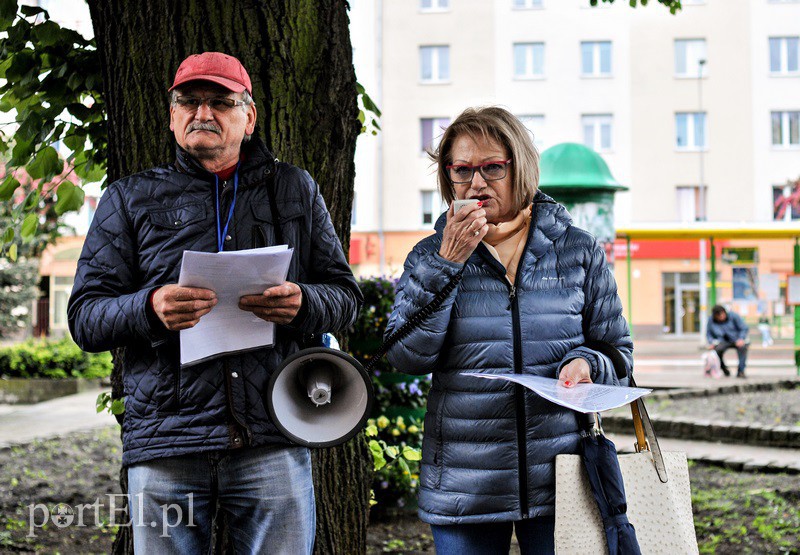 Przyszli do posła, zastali... dwie kartki zdjęcie nr 127978
