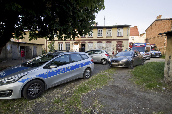  18-latek szalał z nożem na Wiejskiej. Zranił policjantkę, padły strzały zdjęcie nr 128642