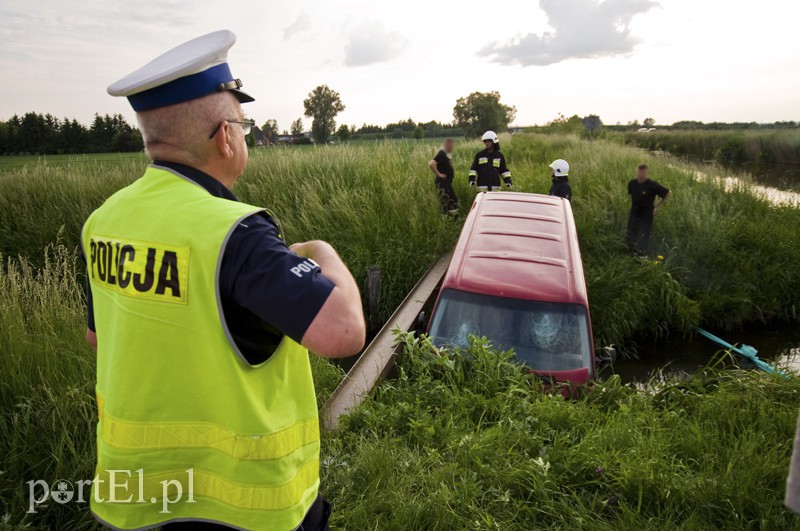  Jechali po wale, wpadli do rowu zdjęcie nr 128796