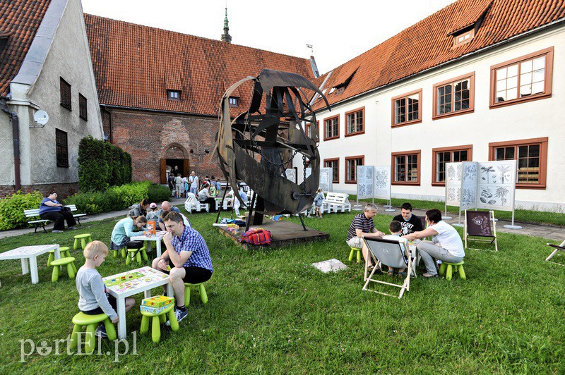 Do biblioteki warto chodzić nocą zdjęcie nr 129445