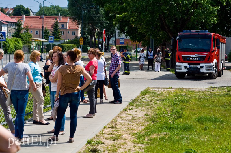  Pirotechnicy sprawdzają sygnały o bombach, urząd gminy ewakuowany zdjęcie nr 129705